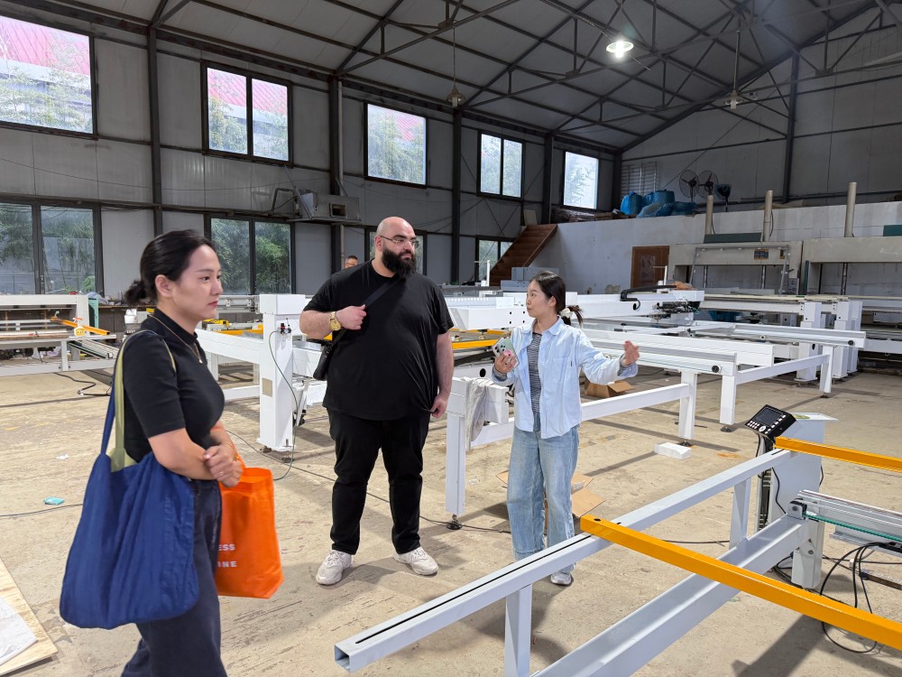 saudi-arabian-visitor-assesses-genmax-quilting-machine-for-market-expansion-2