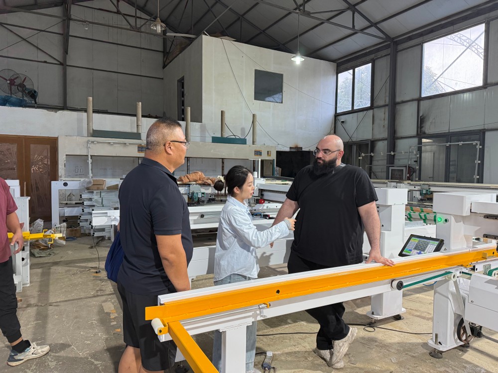 saudi-arabian-visitor-assesses-genmax-quilting-machine-for-market-expansion-3